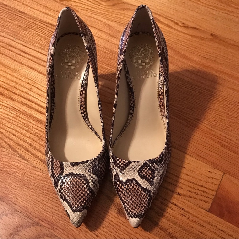 VINCE CAMUTO BRAND NEW SNAKE PRINT SHOES SIZE 7